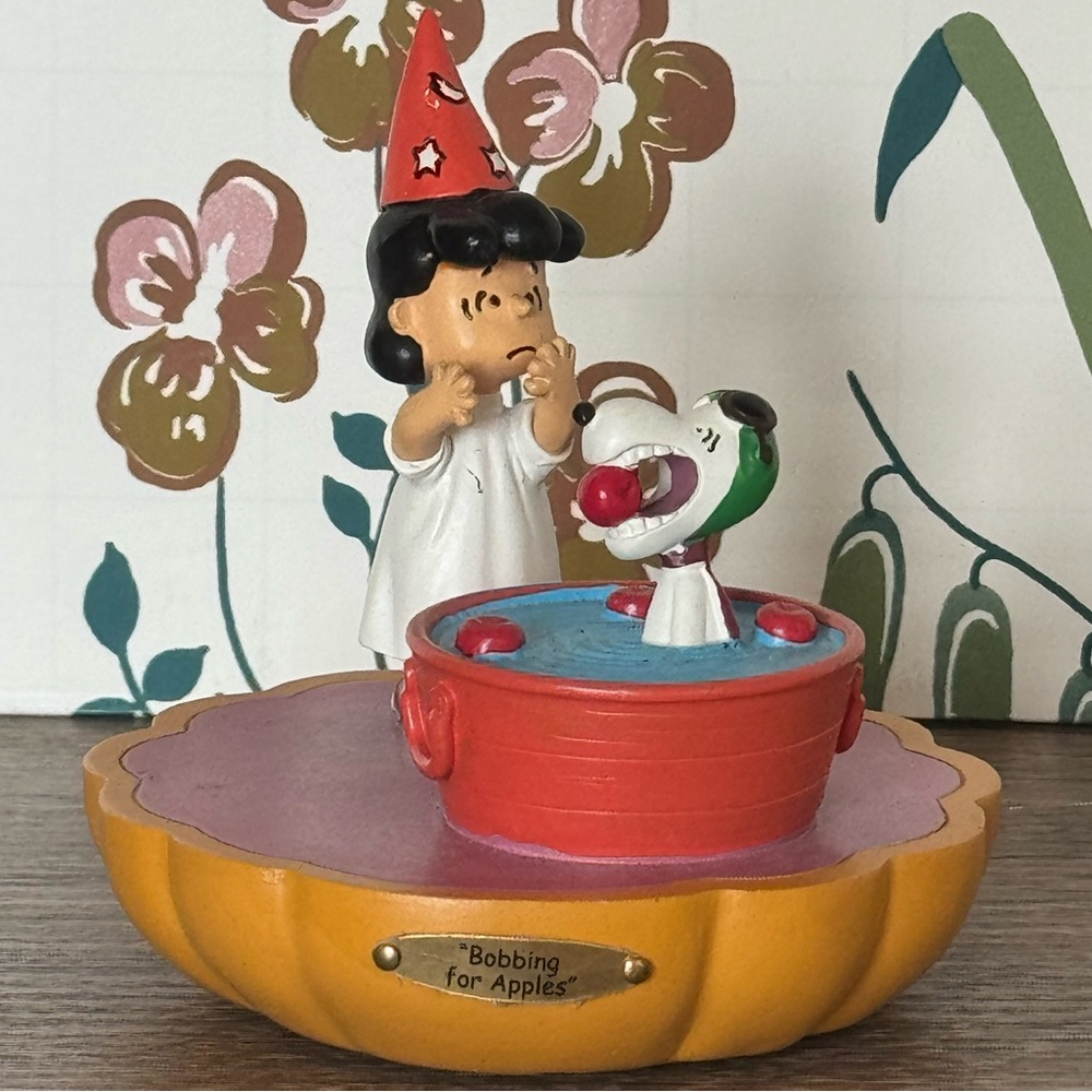 Hawthorne Village Peanuts "It's the Great Pumpkin” “Bobbing for Apples” figurine